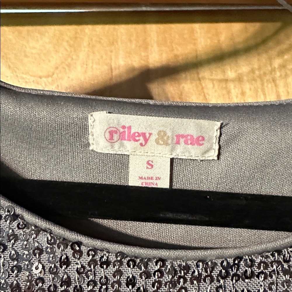 Riley & Rae Silver Sequin Top - Picture 2 of 3